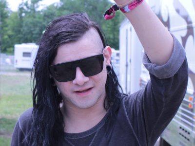 Skrillex, DJ dan produser asal Amerika, lisensi CC BY 2.0 (Wikimedia Commons)