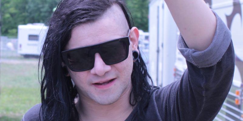 Skrillex, DJ dan produser asal Amerika, lisensi CC BY 2.0 (Wikimedia Commons)