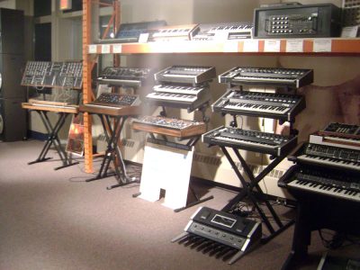 Wall of Moog synthesizer modular di Cantos Music Foundation, lisensi CC BY 2.0 (Wikimedia Commons)
