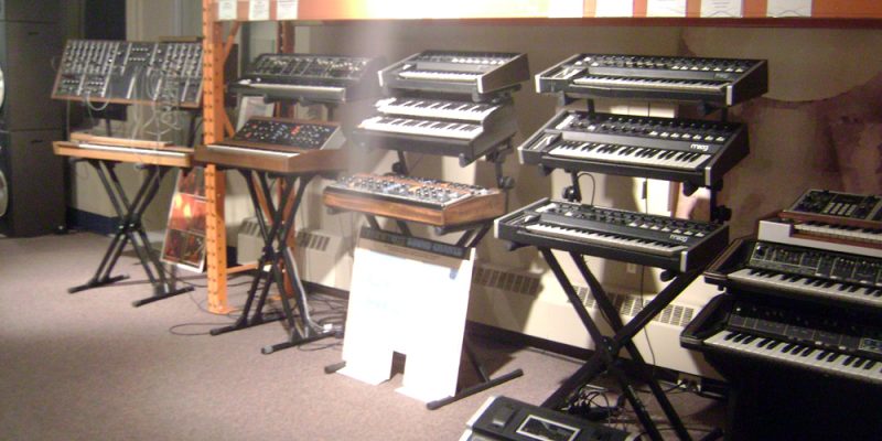 Wall of Moog synthesizer modular di Cantos Music Foundation, lisensi CC BY 2.0 (Wikimedia Commons)