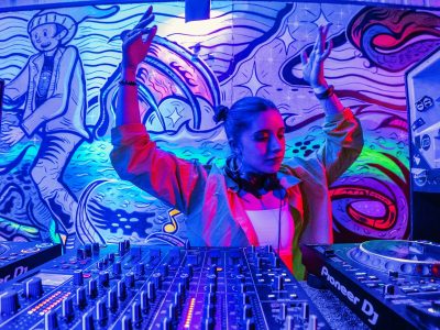 DJ perempuan tampil di booth nightclub - representasi gender di industri musik elektronik Indonesia