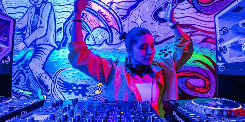 DJ perempuan tampil di booth nightclub - representasi gender di industri musik elektronik Indonesia