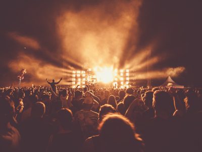 DJ tampil di panggung besar festival internasional