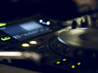 DJ controller setup untuk home studio - peralatan wajib DJ pemula 2026