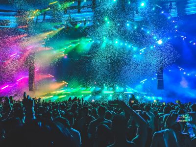 DJ tampil di panggung konser malam hari