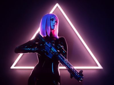 Lampu neon retro bergaya synthwave dengan warna ungu dan biru