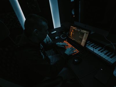 Produser musik bekerja di studio rekaman dengan peralatan profesional