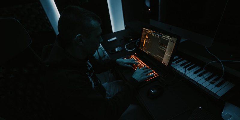 Produser musik bekerja di studio rekaman dengan peralatan profesional
