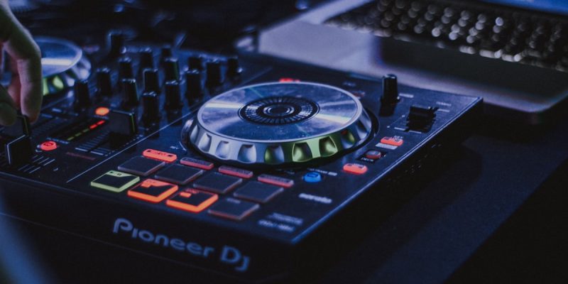 DJ controller Pioneer hitam dan abu-abu untuk belajar DJ profesional