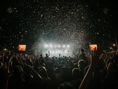 Kerumunan penonton di festival musik rave elektronik