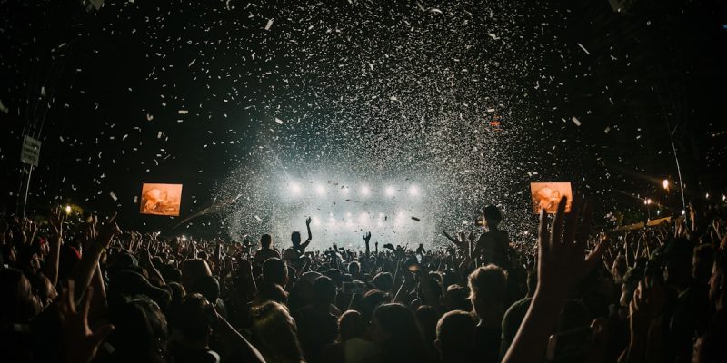 Kerumunan penonton di festival musik rave elektronik