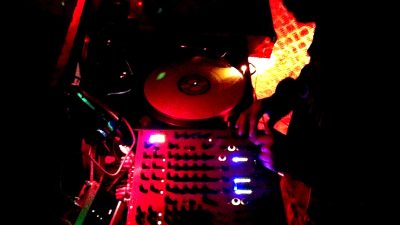 DJ booth di klub musik elektronik Eropa