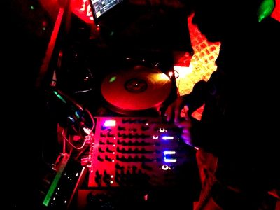 DJ booth di klub musik elektronik Eropa