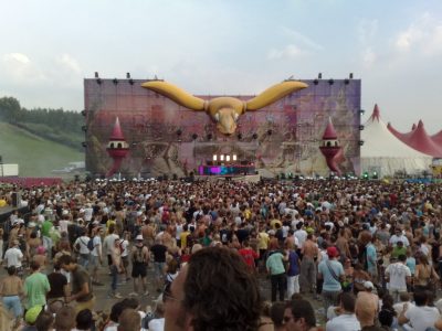 Carl Cox tampil di panggung festival