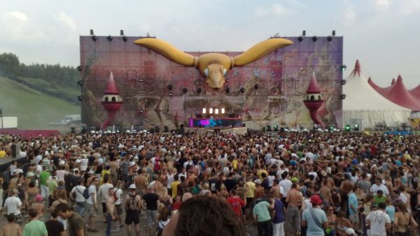 Carl Cox tampil di panggung festival