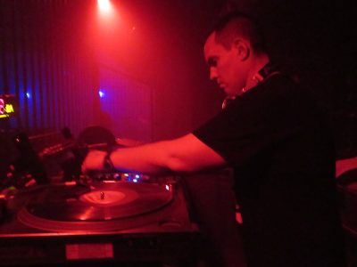 DJ tampil di booth klub, suasana Top 100 DJs LIVE Ibiza