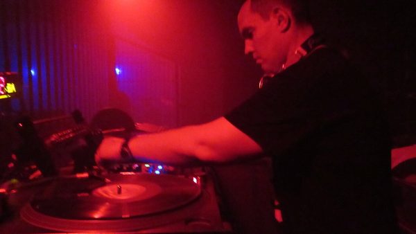 DJ tampil di booth klub, suasana Top 100 DJs LIVE Ibiza