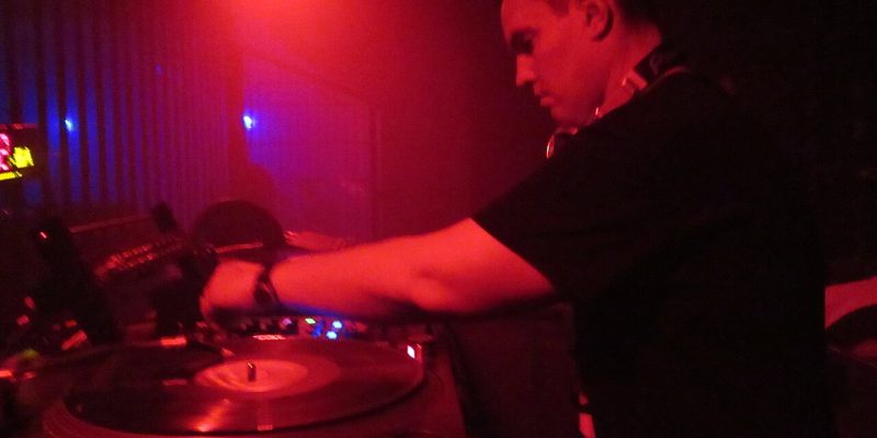 DJ tampil di booth klub, suasana Top 100 DJs LIVE Ibiza
