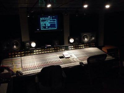 Mixing desk di studio produksi musik elektronik