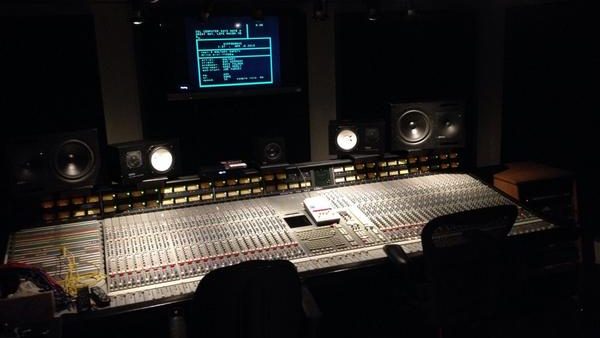 Mixing desk di studio produksi musik elektronik