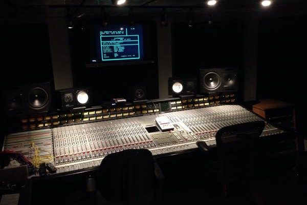 Mixing desk di studio produksi musik elektronik