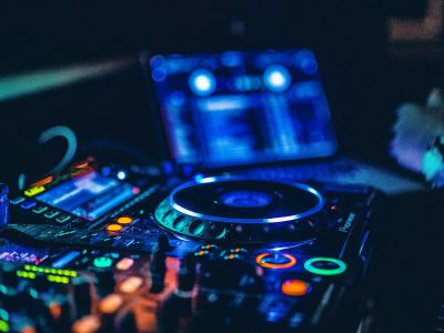 DJ mixer menyala dengan latar lampu panggung