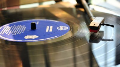 Piringan vinyl close up, simbol sejarah musik elektronik