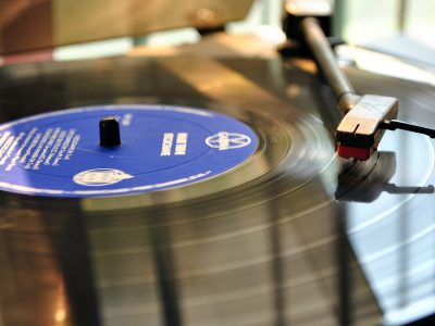 Piringan vinyl close up, simbol sejarah musik elektronik