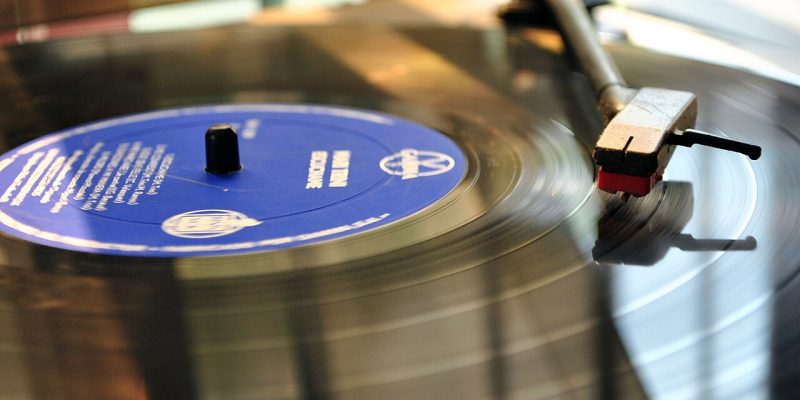 Piringan vinyl close up, simbol sejarah musik elektronik